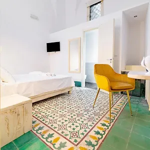 https://damasa-rooms.lecce-hotels.com